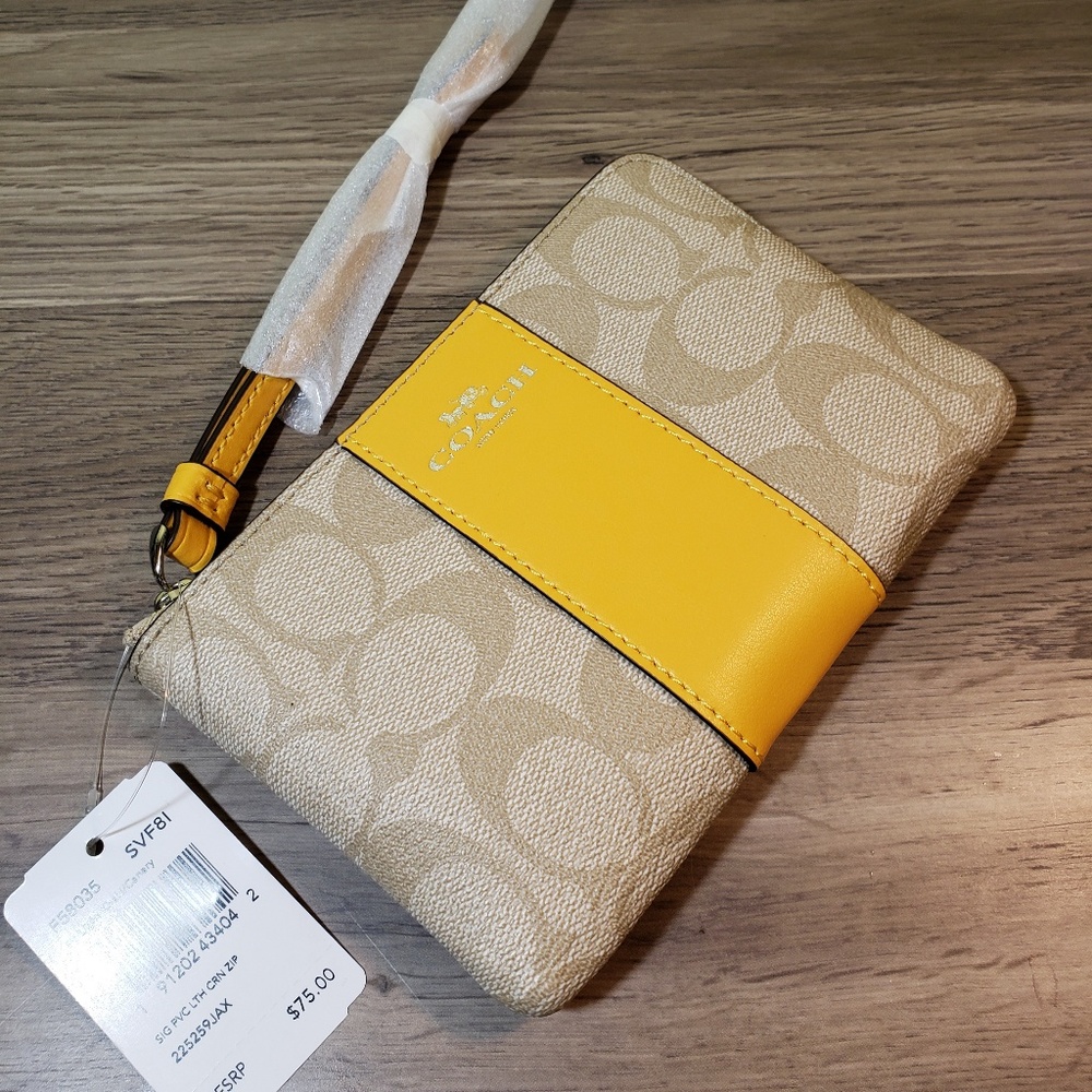 🆕️Authentic Coach Corner Zip Wristlet